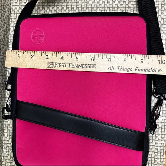 Eastsport Pink/Black Crossbody carrying case for iPad/Bible, etc. Pockets NWOT - Picture 5 of 9